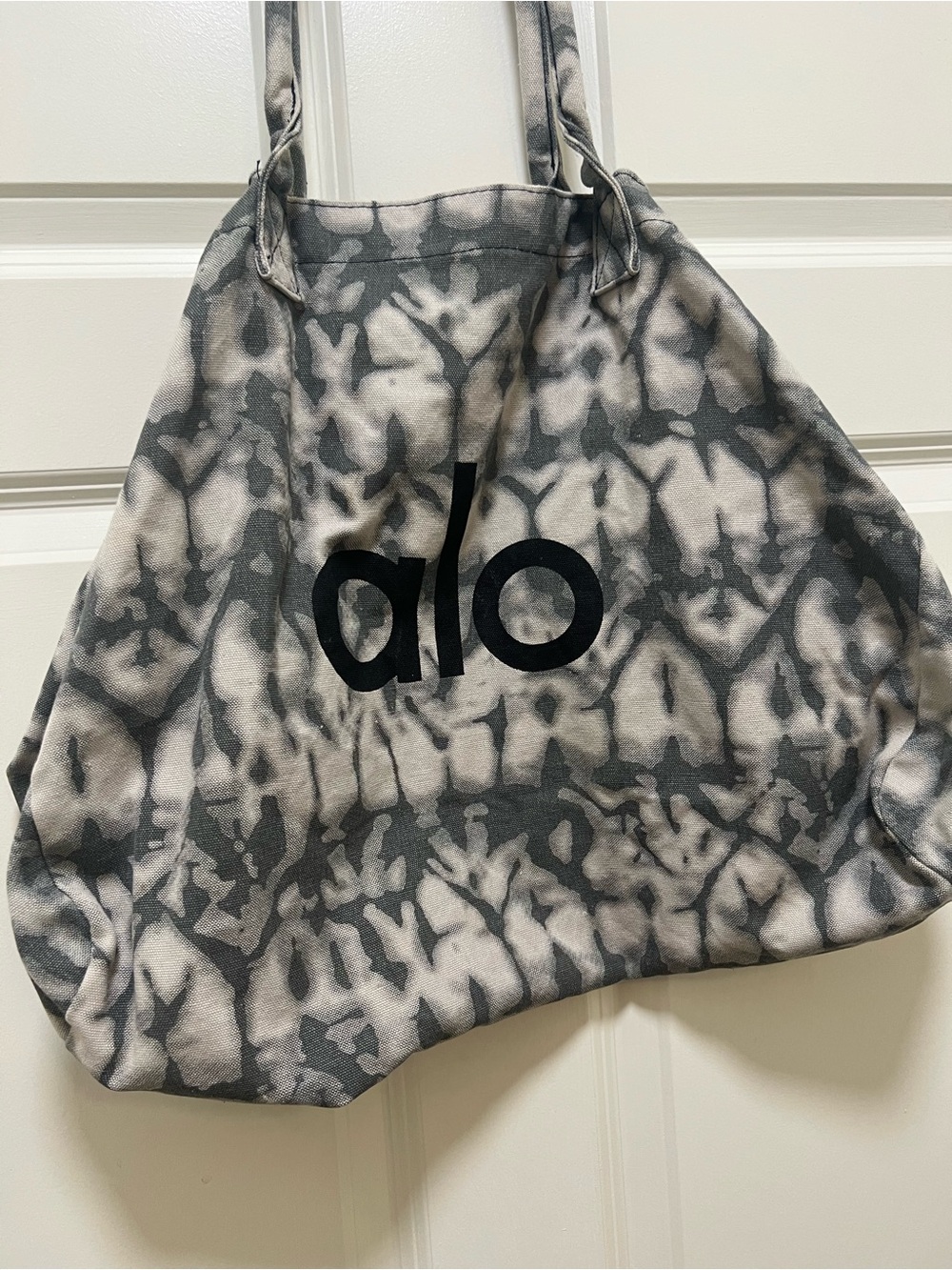 NWT ALO Yoga Tie-Dye Canvas Tote Bag in Black and Cream - Picture 4 of 4